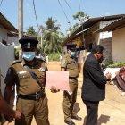 Se inspecciona el exterior de una casa donde una niña murió en Delgoda, Sri Lanka.