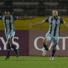 Chala y Tévez de Católica hicieron goles a Liverpool.