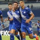 Joao Rojas felicitado por José Cevallos durante el duelo con los cuencanos