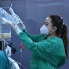 La doctora Orozco revisa el suero de un paciente.