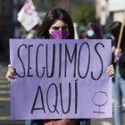 Referencial. Activista chilena protesta el domingo 7 de marzo por los derechos de las mujeres.
