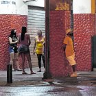 Las trabajadoras sexuales se paran en espacios públicos sin medidas de bioseguridad.