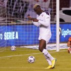 El delantero colombiano Cristian Martínez Borja celebra tras marcar el gol del triunfo ante Universidad Católica.
