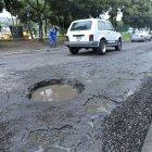 En algunas calles se han formado unos ‘cráteres’ que dañan los vehículos.