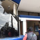 Parte de la fachada del Comando de la Policía en El Triunfo quedó destruida tras la expllosión.