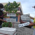 Fuera del centro comercial Los Robles, en el kilómetro 4,5 de la vía a Daule, aparecieron más identificaciones vehiculares como efecto del aguacero del pasado lunes en la ciudad.