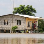 En las comunidades más bajas, la canoa sigue siendo el medio de transporte para llegar a casa.