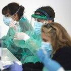 Personal trabajando con test para detectar el coronavirus.