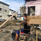 Uno de los vecinos del hombre le permitió que duerma junto a su esposa y su hija y de esa forma pudo pasar la noche.