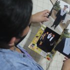 Tania observa las fotos de su hermano en la sala de su casa. Él se dedica a la docencia desde los 19 años. Actualmente estaba cursando un diplomado.