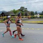 Karla Jaramillo (d) revalidó su corona en la prueba de 20 kilómetros marcha.