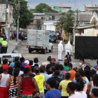 Los vecinos se amontonaron alrededor de la casa para conocer algo más de la tragedia.