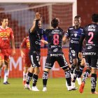 Lorenzo Faravelli (centro) de Independiente celebra un gol hoy.