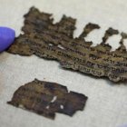 El trozo de pergamino contiene frases de los Doce Profetas Menores.