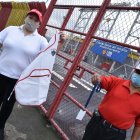 Los vendedores piden que se permita el acceso al público a los estadios.