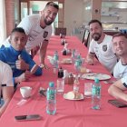 Leonardo Campana (i), Fidel Martínez, Christian Noboa, Hernán Galíndez, Damián Díaz y Ángel Mena demuestran que existe buen ambiente en la Tricolor.