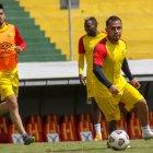 El Enano Vega aprovecha la doble jornada para ponerse en forma y acoplarse al equipo.