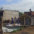 Varios de los damnificados fueron auxiliados por otros moradores del sector.