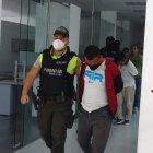 Los sospechosos cuando eran llevados ante las autoridades de justicia.