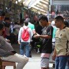 En la Bahía de Guayaquil este grupo de personas conversaban sin mascarilla. Solo el señor que estaba sentado llevaba puesta.