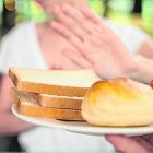 Una dieta libre de harinas de trigo y cebada eliminaran los síntomas.