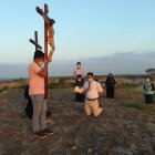 En el momento en que se recordó la muerte de Jesús, de rodillas, los asistentes pidieron perdón.