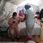 Las carpas que se instalaron en los parqueaderos están llenas.