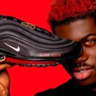 El artista con su singular zapatilla con sangre humana.