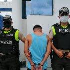 El sujeto, de 17 años, junto a dos policías.