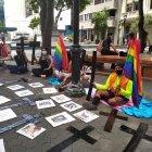 Miembros de la comunidad LGBTI en las afueras de la Fiscalía pidiendo se esclarezcan los casos de asesinatos.