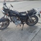 En esta motocicleta se movilizaban los individuos.