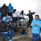 Los hinchas apostados en una de las terrazas del conjunto residencial Los Rosales durante un partido de Macará.
