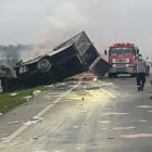 Así quedó el camión luego del percance.