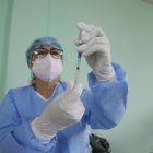 Los especialistas urgen ser vacunados en este país con una aguda crisis económica y política.