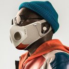 Crean mascarilla con audífonos incluidos.