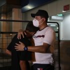 Familiares de Edwin Velásquez, piloto de profesión y uno de los ocupantes de la aeronave, esperaban el arribo del cuerpo de su pariente.