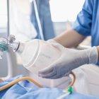 Los sistemas de respiración artificial trabajan 24/7 en los hospitales del mundo, a causa de la covid.