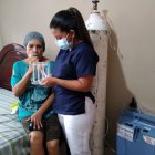 Mercedes junto a su enfermera recuperándose del COVID-19. Cerca de 1.800 dólares le ha costado su tratamiento.