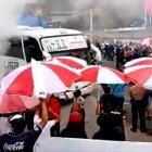 Un grupo de hinchas de Liga de Quito llegó al complejo albo para 'apretar' a los jugadores.