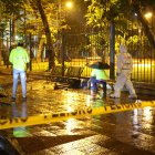 El hecho violento ocurrió aproximadamente a las 18:00 de este viernes. El difunto estaba sentado en una banca, en las calles Portete y Chile.