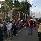 Se pudo apreciar una larga fila para votar en el centro universitario.