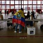 Miles de personas acuden a votar hoy, 11 de abril de 2021, en el Pabellón de Cristal de la Casa de Campo (Madrid) con motivo de las elecciones que celebra el país sudamericano.