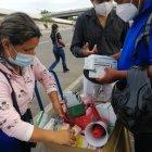 Vendedores informales ofrecen mascarillas y emplasticar el certificado de votación.