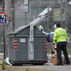 Los policías revisaron el contenedor para hallar evidencias que puedan esclarecer el hecho.