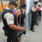 La colaboración a las personas con problemas de movilidad también fue parte del accionar de los uniformados.