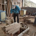 Un artesano tungurahuense en su taller. Esta provincia espera mejores días con el nuevo gobierno.