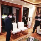 Acción. Miembros de la Fiscalía y la Policía durante los allanamientos efectuados esta madrugada por actos de corrupción en Petroecuador