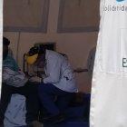 Médicos atienden a pacientes graves en los hospitales, que están al tope.