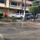 Habitantes de este cantón limpian las calles que fueron invadidas de material volcánico