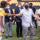 Fabián Bustos DT de Barcelona, saludando con el Ministro de Salud, Camilo Salinas.